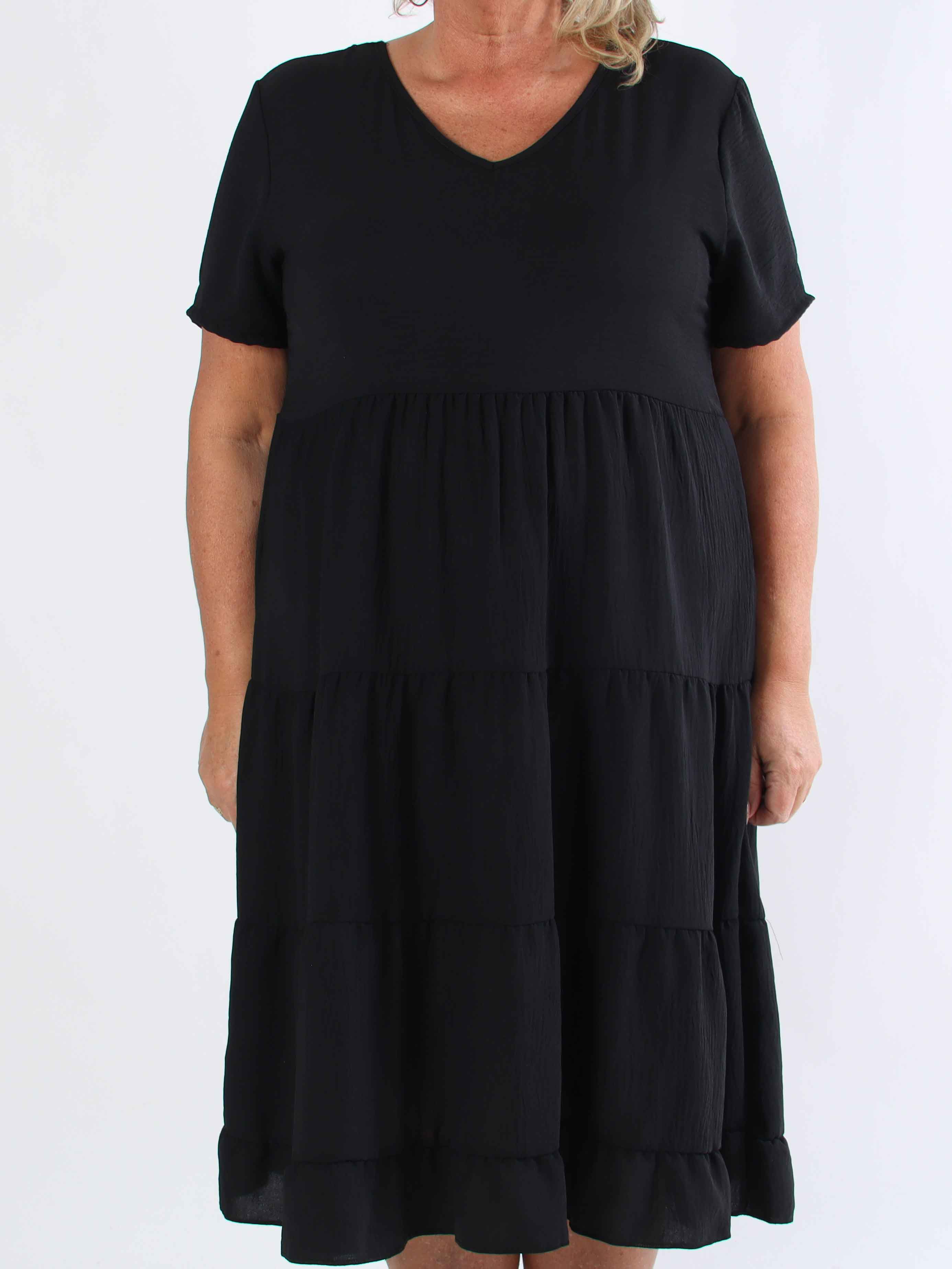 Shayna - Plus size-klänning i viskos med broderade detaljer på ryggen